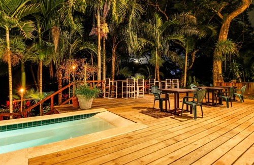 Bullet Tree Falls Apartamento | Suite frente al río con piscina infinita compartida, vistas a la montaña y balcón privado