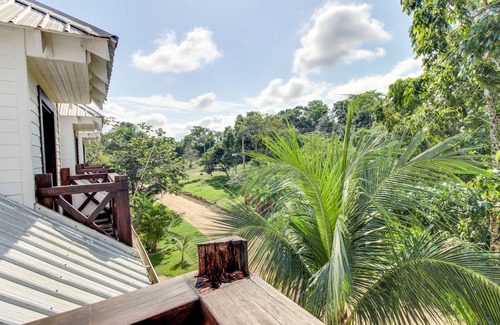 Bullet Tree Falls Apartamento | Suite frente al río con piscina infinita compartida, vistas a la montaña y balcón privado