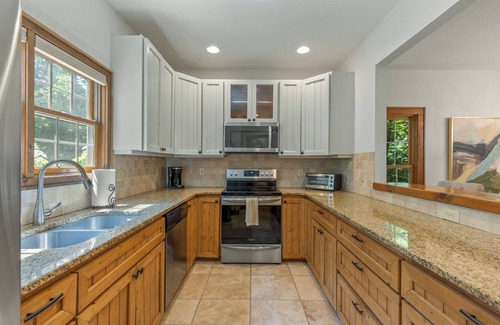 Cashiers Casa | Walk to Skiing & Amenities - Riverfront Townhome Sleeps 10