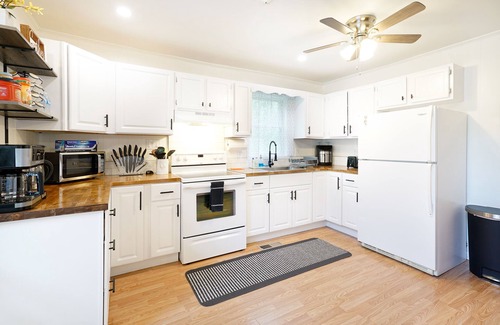 Fishers Hill Cabina | Riverfront🏕A-Frame/HOT TUB/Fire Pit! FAST Wifi