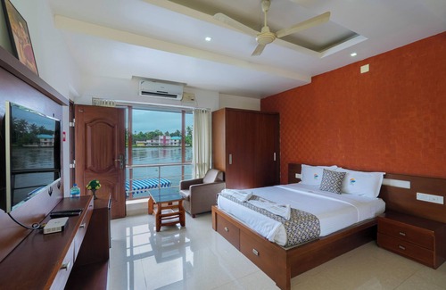 Nedumudy Complejo | Riveria Adventures Waterfront Resorts with modern comfort & paddy-view stays