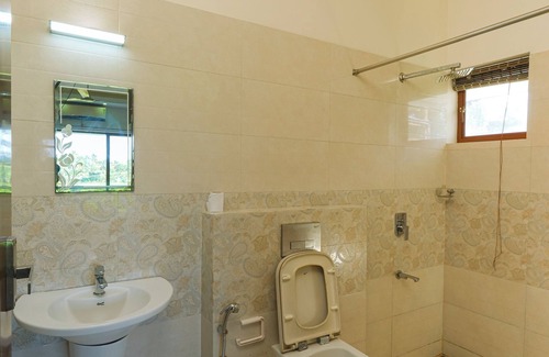Nedumudy Complejo | Riveria Adventures Waterfront Resorts with modern comfort & paddy-view stays