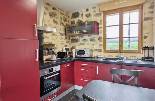 Saint-Georges-sur-Erve Cabaña | Encantadora Casa Rural con Chimenea, Junto a un Estanque y Río, para 2-4 Personas