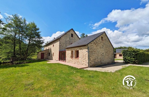 Saint-Georges-sur-Erve Cabaña | Encantadora Casa Rural con Chimenea, Junto a un Estanque y Río, para 2-4 Personas