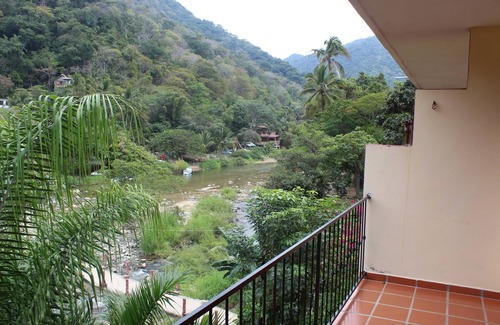 Boca de Tomatlan Condominio | Riverside apartment minutes away from the Beach