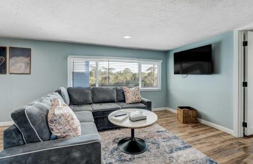Braden River Apartamento | Riverside Breeze Tropical Retreat w Tiki Hut&BBQ