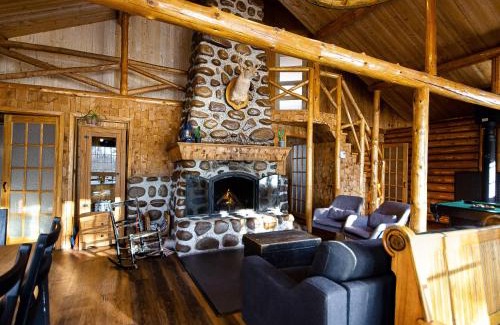 Saint-Raymond Chalet De Esquí | Riverside Cabin, Fishing, and Relaxation