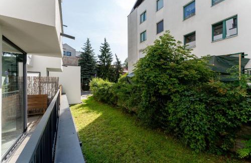 City Centre Apartamento | Riverside Comfort Apartment by BookingHost