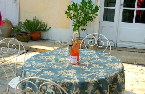 Gout-Rossignol Casa | Riverside cottage, traditional style
