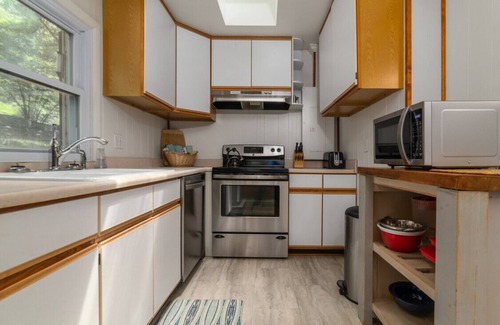 Lexington Cabaña | Riverside Cottage with Canoe