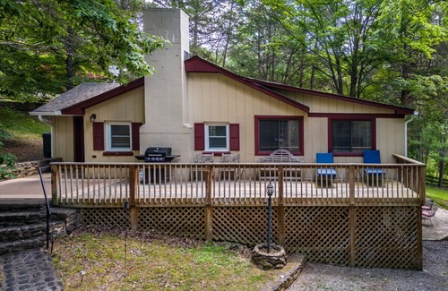 Lexington Cabaña | Riverside Cottage with Canoe