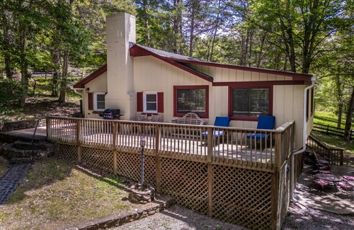Lexington Cabaña | Riverside Cottage with Canoe