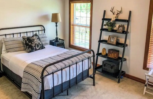 Four Corners Casa | Riverside Elegance: Luxurious Gallatin River Home!