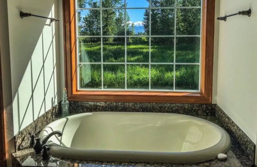 Four Corners Casa | Riverside Elegance: Luxurious Gallatin River Home!
