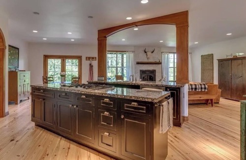 Four Corners Casa | Riverside Elegance: Luxurious Gallatin River Home!