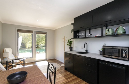 Healesville Casa | Riverside Haven is located in Healesville on the banks of the Watts River