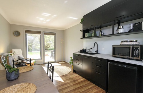 Healesville Casa | Riverside Haven is located in Healesville on the banks of the Watts River