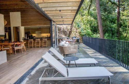 Valle de Bravo Casa | Riverside Haven Elegant House with Serene Forest