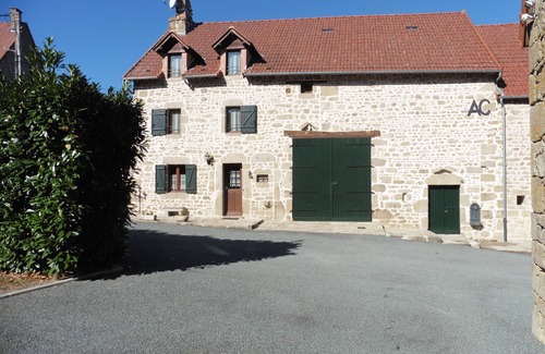 Peyrat-la-Noniere Casa | Casa de vacaciones junto al río con piscina
