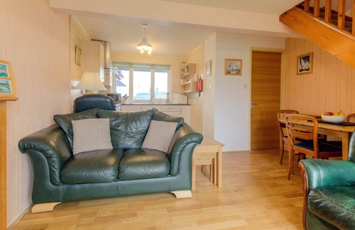 Hoveton Cabaña | Riverside Holiday Cottage Nr El icónico puente de Wroxham. 2 dormitorios Pet-Friendly