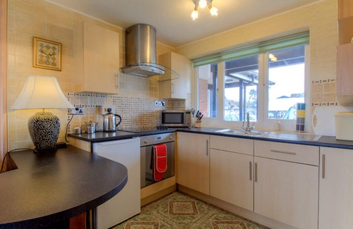 Hoveton Cabaña | Riverside Holiday Cottage Nr El icónico puente de Wroxham. 2 dormitorios Pet-Friendly