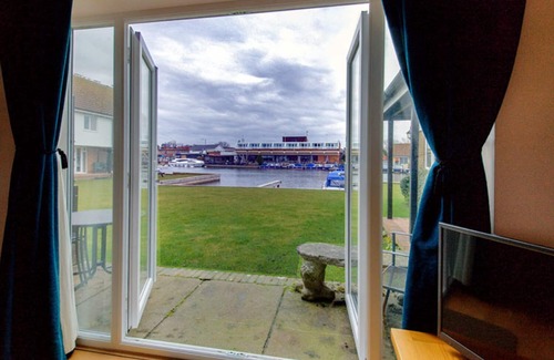 Hoveton Cabaña | Riverside Holiday Cottage Nr El icónico puente de Wroxham. 2 dormitorios Pet-Friendly