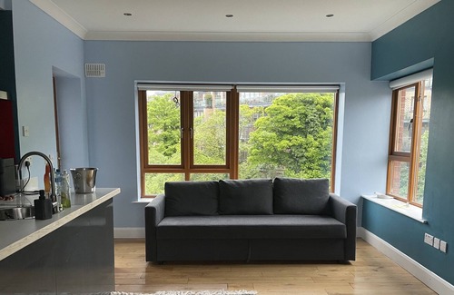 Chapelizod Otro | Riverside Home - Unique Abode in Dublin City - Romantic Rooms and Cozy Gardens