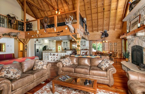 Rutherfordton Cabina | Riverside opulence with game room, private heated pool, hot tub & firepit