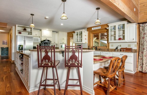 Rutherfordton Cabina | Riverside opulence with game room, private heated pool, hot tub & firepit