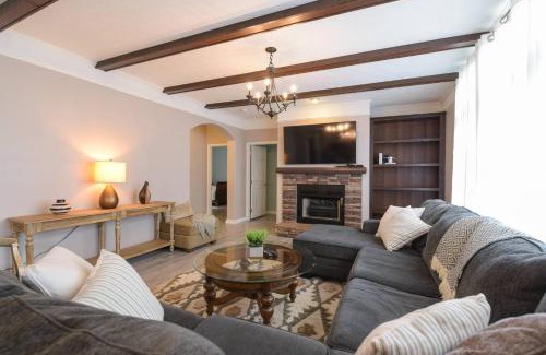 Arden Casa | Riverside Ranch by AvantStay Mins to Downtown