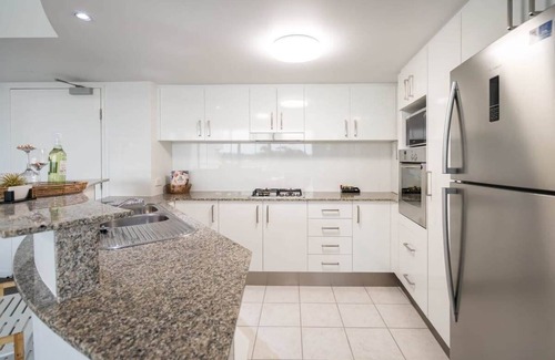 New Farm Apartamento | Vistas de lujo frente al río! Nueva granja! Wifi gratuito * Netflix * Vino * Estacionamiento