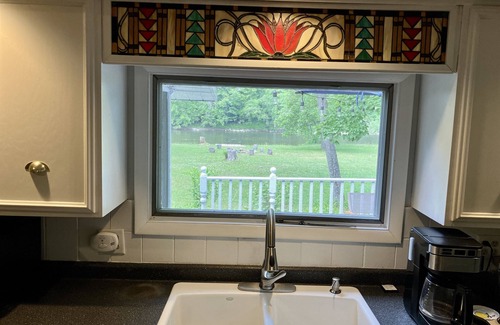 Paris Cabina | Riverside Retreat | Sauna, Fireplace, Kayaks/Tubes