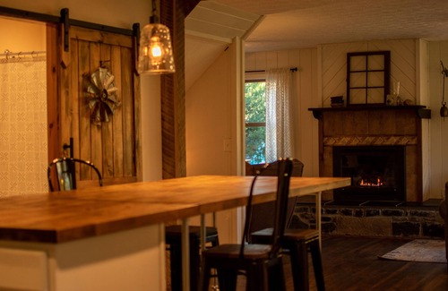 Edinburg Cabina | Riverside Retreat -- Waterfront & 🐕 Pet-friendly cabin!