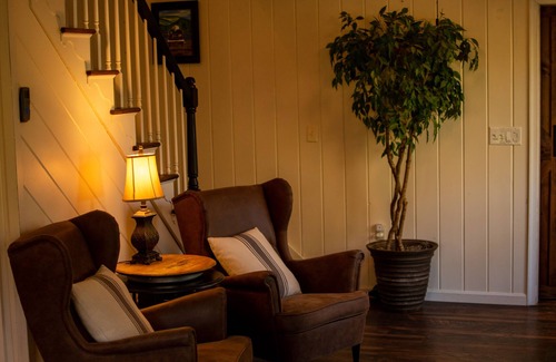 Edinburg Cabina | Riverside Retreat -- Waterfront & 🐕 Pet-friendly cabin!