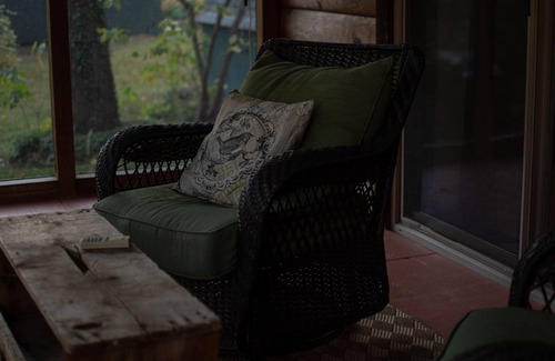 Edinburg Cabina | Riverside Retreat -- Waterfront & 🐕 Pet-friendly cabin!