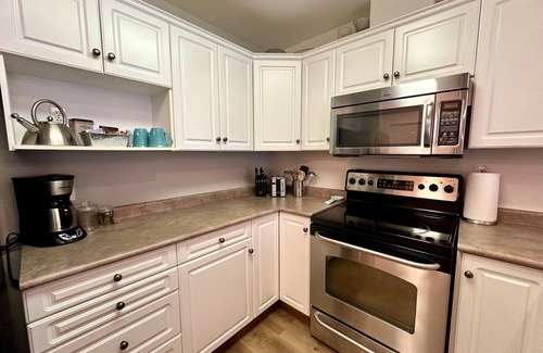 Sicamous Condominio | Riverside Revive Condo w/ Boat Slip, Outdoor Pool & Hot Tub, Cozy Outdoor Patio