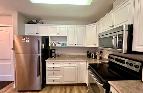 Sicamous Condominio | Riverside Revive Condo w/ Boat Slip, Outdoor Pool & Hot Tub, Cozy Outdoor Patio