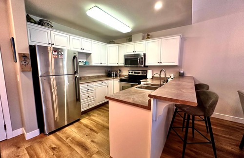Sicamous Condominio | Riverside Revive Condo w/ Boat Slip, Outdoor Pool & Hot Tub, Cozy Outdoor Patio