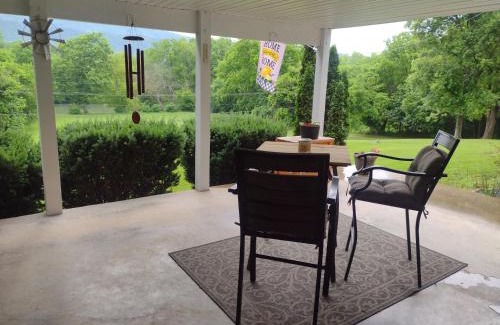 Shenandoah Casa | Riverside Serenity- A Picturesque Retreat cottage
