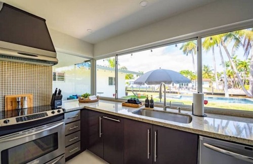 Riverside Park Casa | Riverside View and Access w/Pool