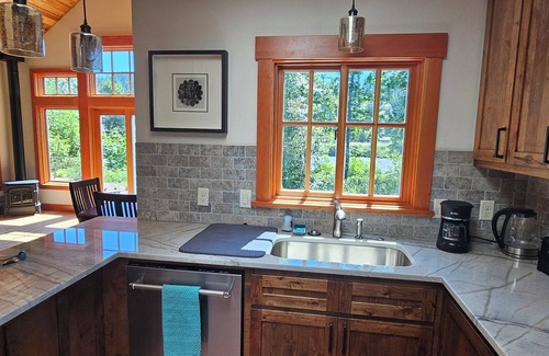 Vida Cabaña | RiverSong - Charming McKenzie Riverside Guest House