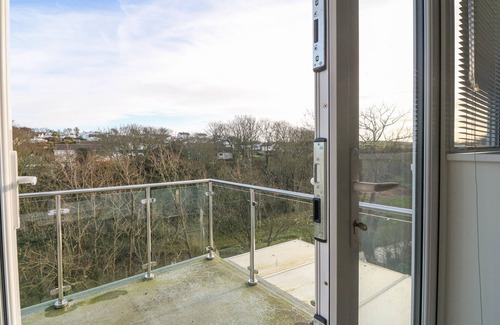 Cemaes Bay Cabaña | Riverview Apartment