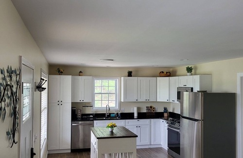 Independence Casa | RiverView Cabin 2 Bedroom/1 Bath, Deck w/Hot Tub & Beautiful View/Fire Pit/Grill