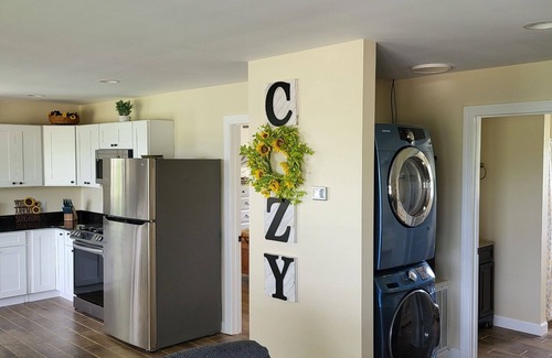 Independence Casa | RiverView Cabin 2 Bedroom/1 Bath, Deck w/Hot Tub & Beautiful View/Fire Pit/Grill