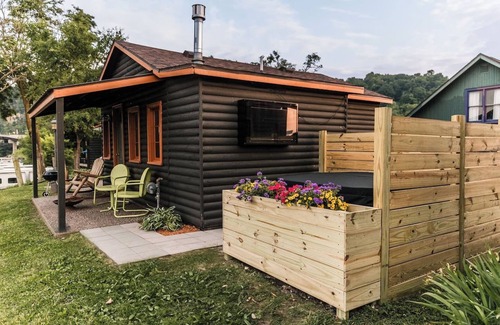 Bellevue Cabina | Riverview Cabin + Hot Tub w/TV+ Pickleball Court
