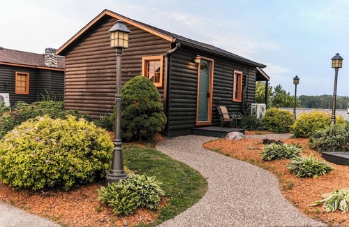 Bellevue Cabina | Riverview Cabin + Hot Tub w/TV+ Pickleball Court