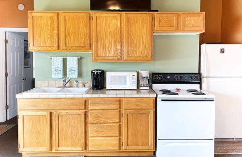 Klamath Casa | Riverview Clean and Cozy Home by the River - upstairs above office