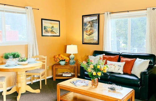 Klamath Casa | Riverview Clean and Cozy Home by the River - upstairs above office