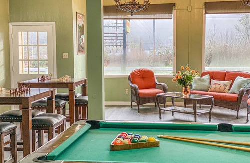 Klamath Casa | Riverview Clean and Cozy Home by the River - upstairs above office