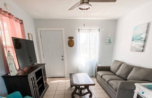 Tropic Cabaña | Riverview Cottage with Private Patio and Backyard